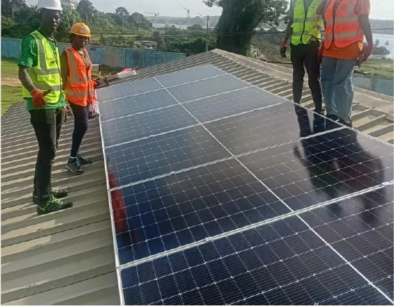 Techniciens en formation autour de panneaux photovoltaïques en Côte d’Ivoire