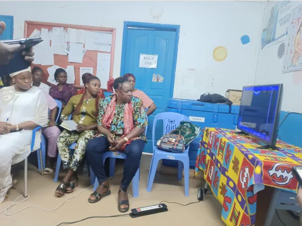 Professionnels de santé suivant une formation pratique à l’échographie connectée